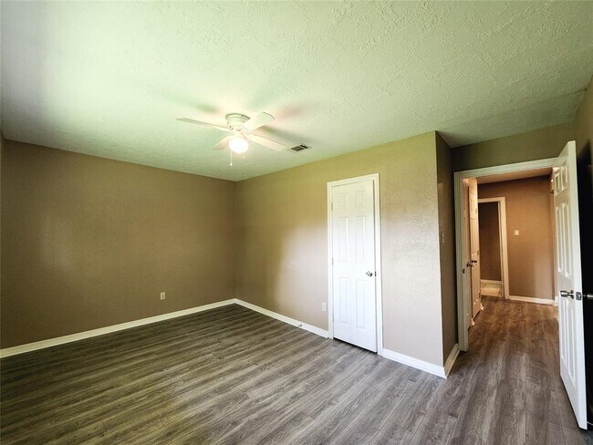 Building Photo - 1359 Tenderden Dr