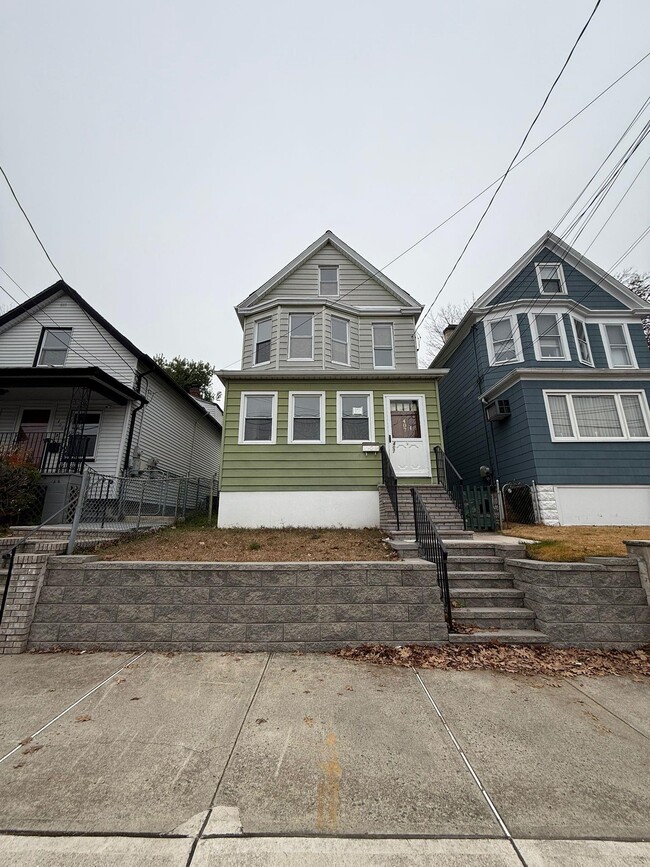 Building Photo - 407 Elm St