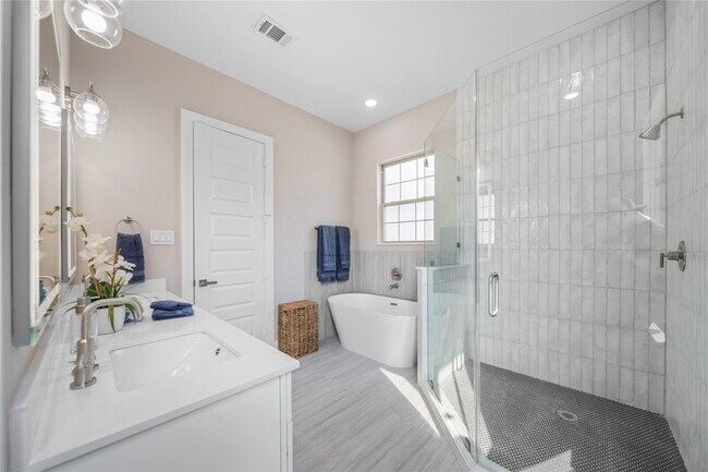 Building Photo - 305 Chobani Ln