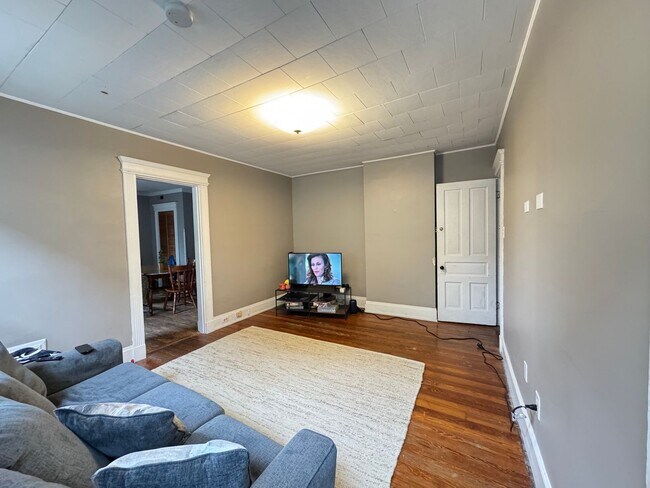 Building Photo - 5 Bedroom/ 2 Bathroom on Fairview Mins. from UC Campus Only $600/pp ($3,000/mo)!