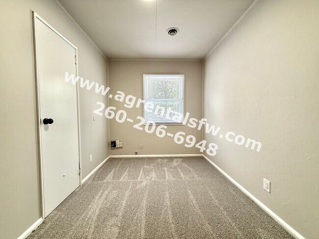 Building Photo - 3 Bedroom House