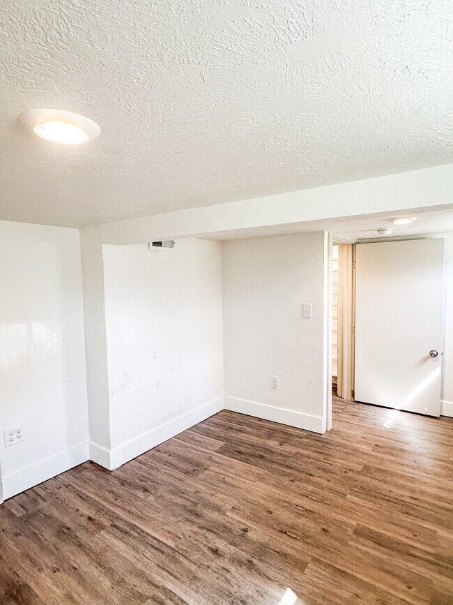 Building Photo - 348 8th St