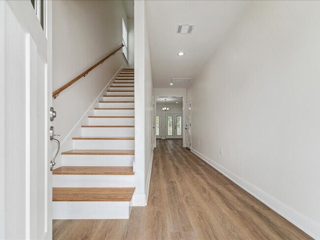 Building Photo - 915 E 37th St