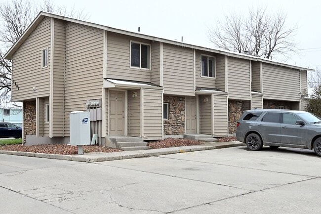 Building Photo - 2 bed 1 Bath townhouse