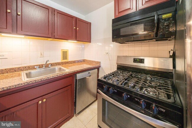 Building Photo - 5801 Quantrell Ave