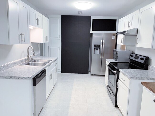 Building Photo - 3 Bedrooms 2 Full Baths with fenced in bac...