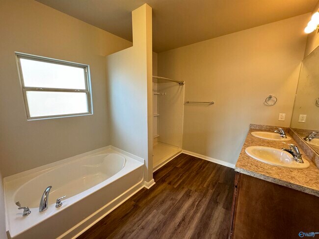 Building Photo - 30000 Abbeywood Ln