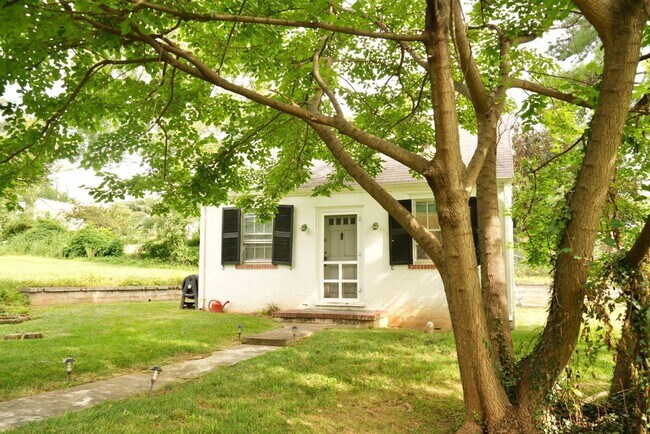 Building Photo - 2321 Fontaine Ave Ext