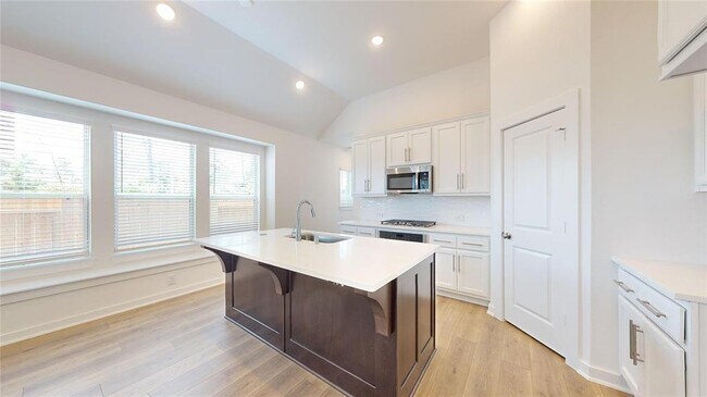 Building Photo - 570 Sand Branch Dr