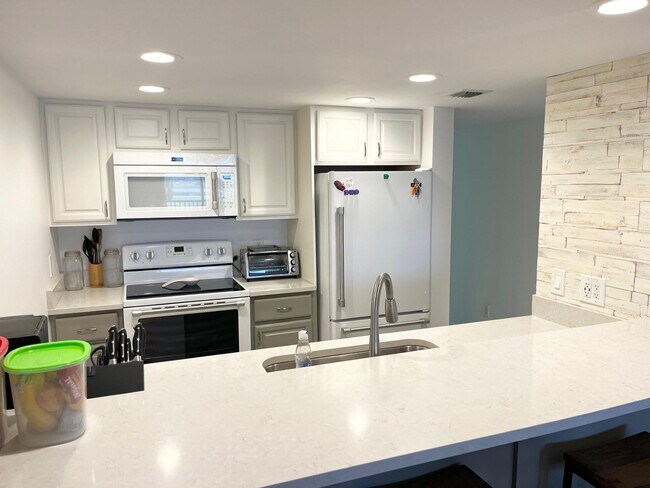 Building Photo - 40 NE Plantation Rd