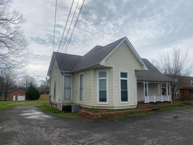 Building Photo - For Rent - Renovated One Bedroom Unit in G...