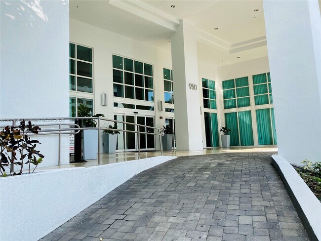 Building Photo - 950 Brickell Bay Dr