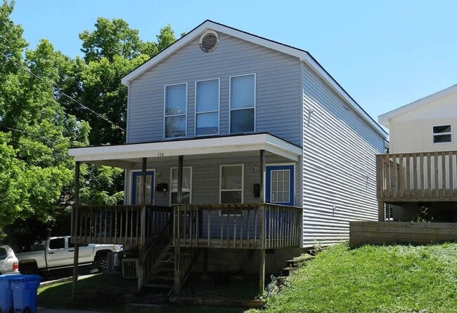 Primary Photo - 2 Bedroom Near Law School!
