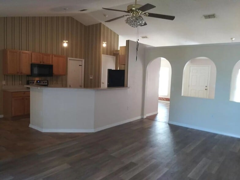 Building Photo - 14169 Spring Hill Dr