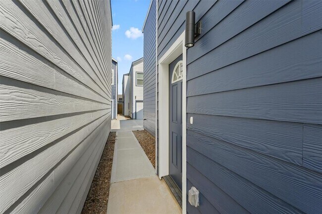 Building Photo - 855 S Victory Dr