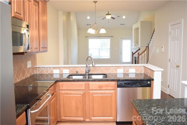 Building Photo - Stylish Braxton Gate Townhome with Garage & Main-Level Primary Suite