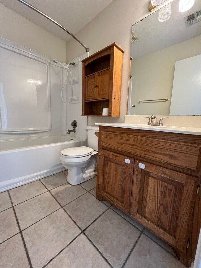 Building Photo - 4010 SE Camelot Dr