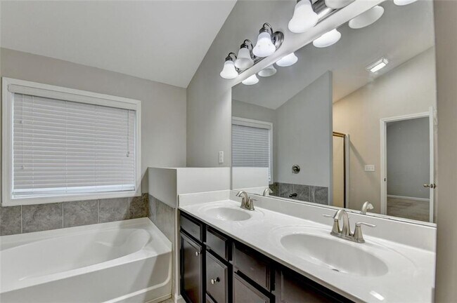 Building Photo - 7325 Heritage Oak Ct