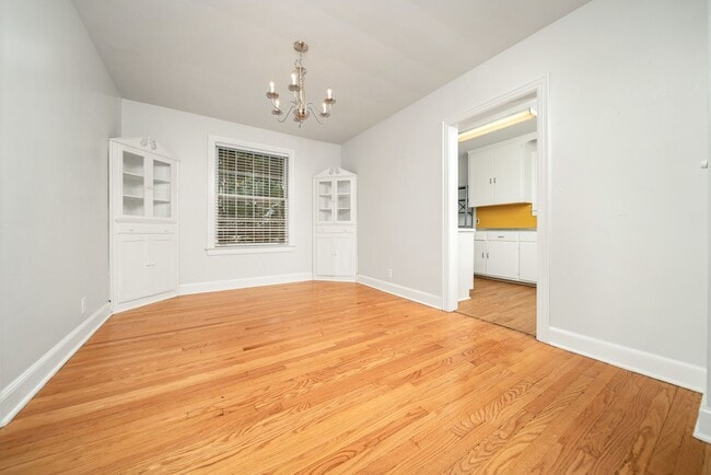 Building Photo - Charming 4BE/2BA home in the fantastic est...