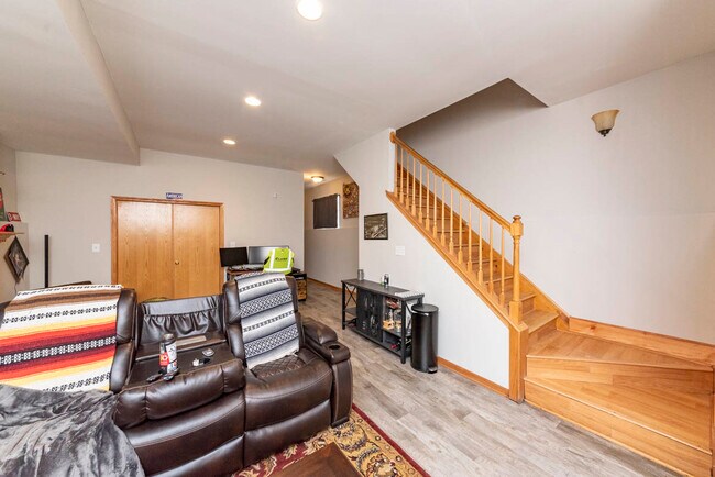 Building Photo - 1401 N Artesian Ave