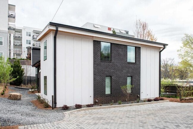 Building Photo - 542 Boulevard NE
