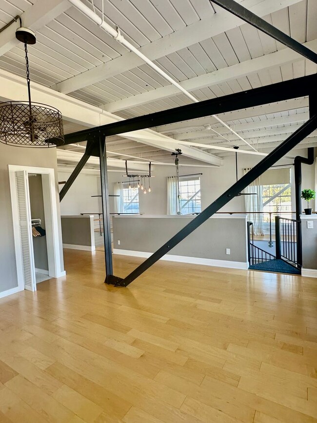 Building Photo - Industrial Chic 3bed/3bath loft style cond...