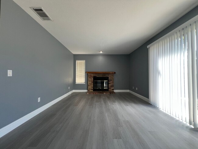 Building Photo - Stunning Open Home In Willow Creek Estates