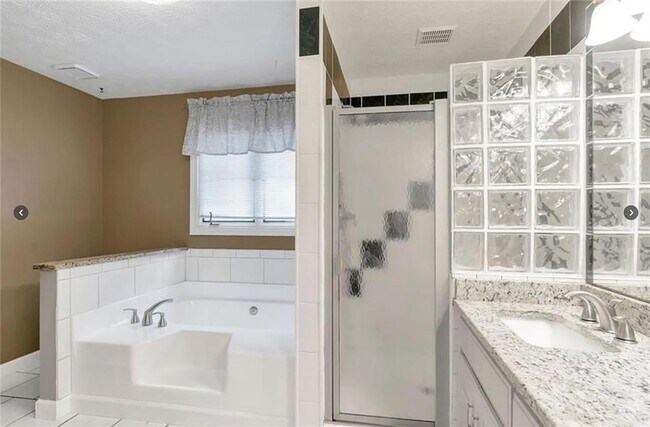 Building Photo - 1880 Meadowchase Ct