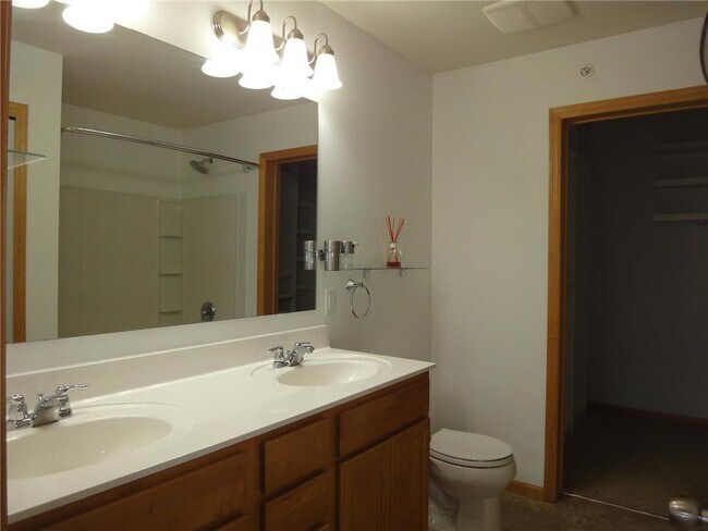 Building Photo - 11846 Emery Village Dr N