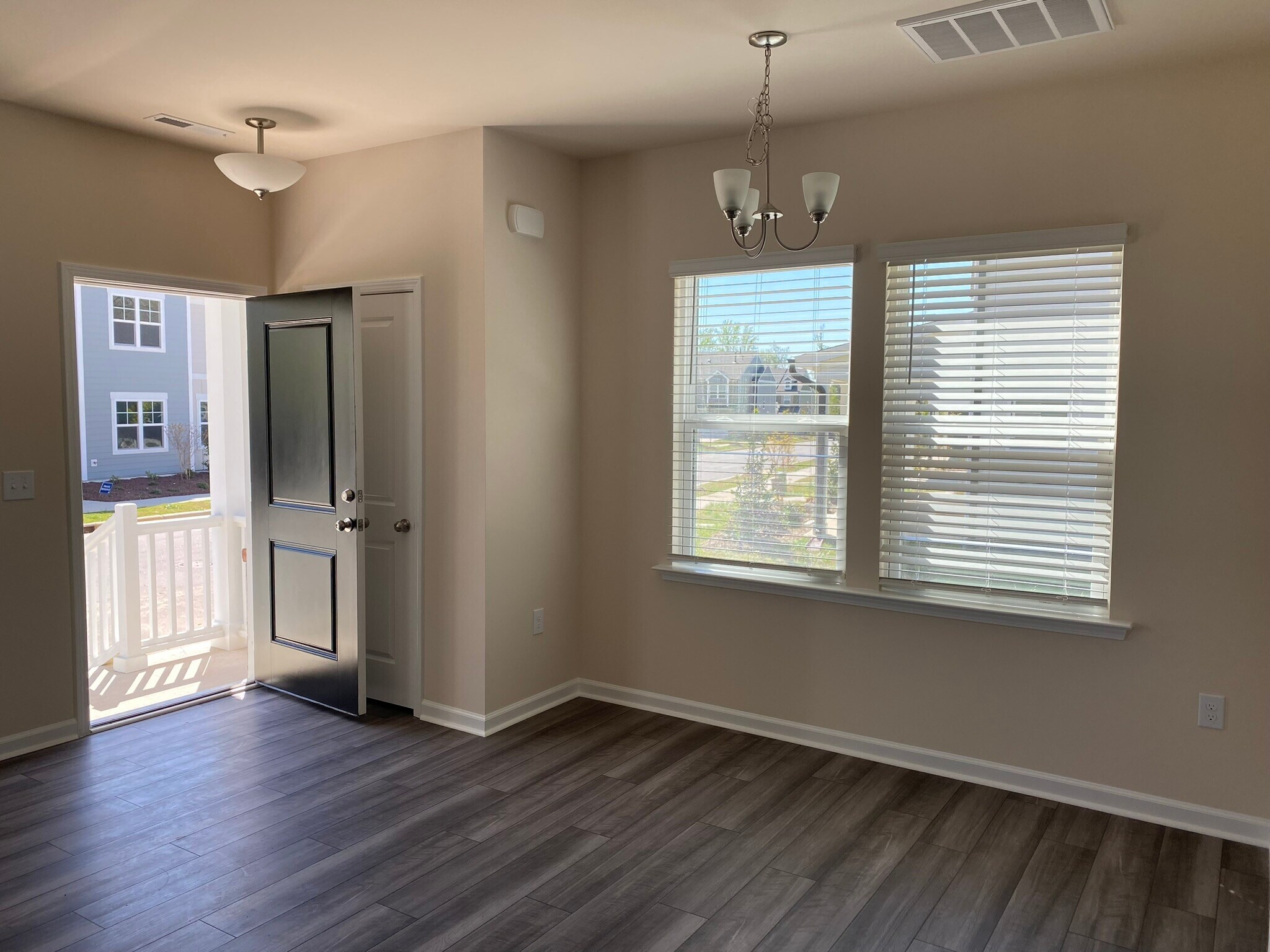 Building Photo - 2413 Hedge Maple Dr