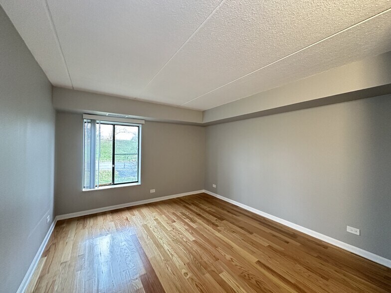 Building Photo - 525 N Quentin Rd