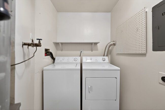 Building Photo - 1700 Lakecliffe Dr