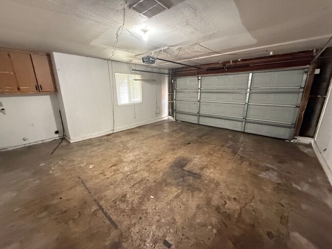 Building Photo - Updated single story located in Modesto!