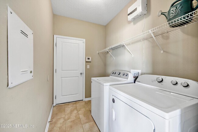 Building Photo - 12237 Woodview Dr
