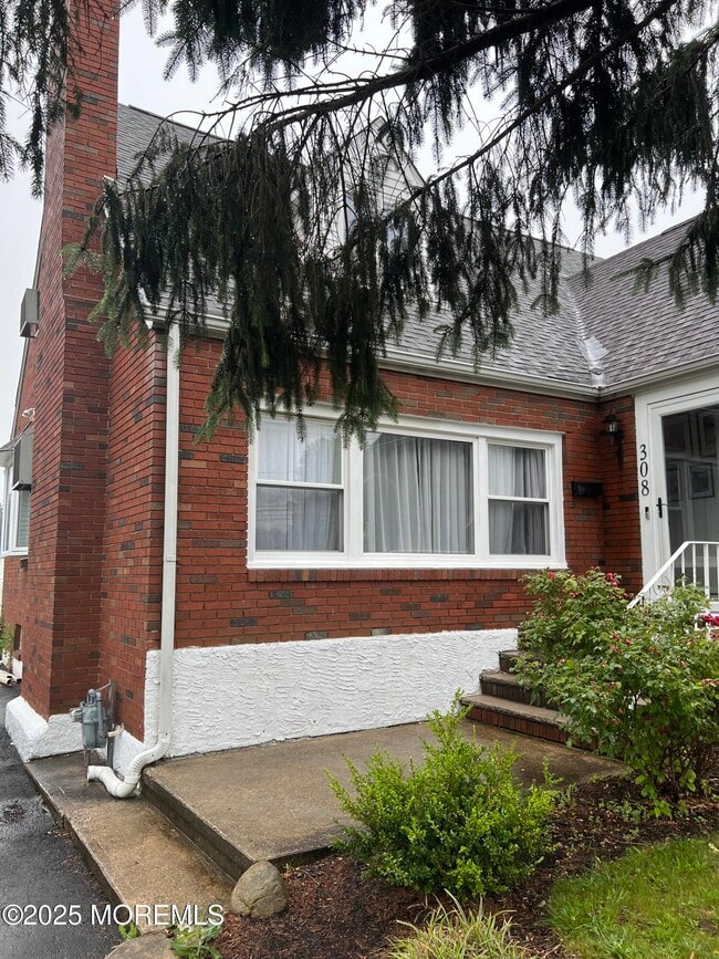 Building Photo - 308 Myrtle St