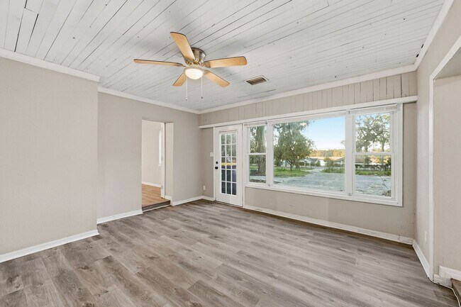 Building Photo - Rare Find! Spacious 2/1 Home on Huge Lot - Perfect for Work Vehicles, Boats & Pets***JANUARY SPEC...