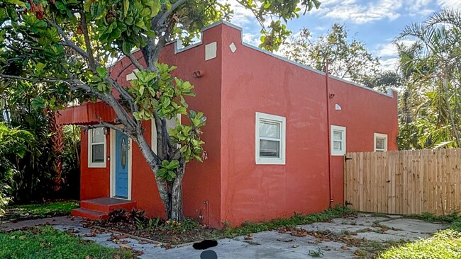 Building Photo - Charming 2BD/1BA Home with Fenced Backyard...