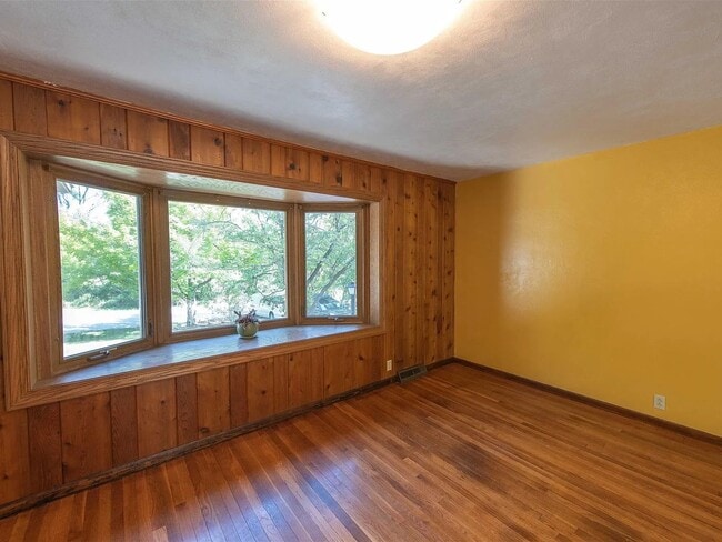 Building Photo - 2536 E 8th St