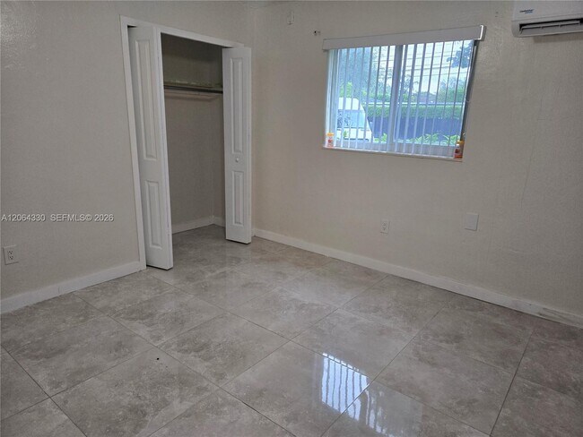 Building Photo - 4550 SW 67th Ave