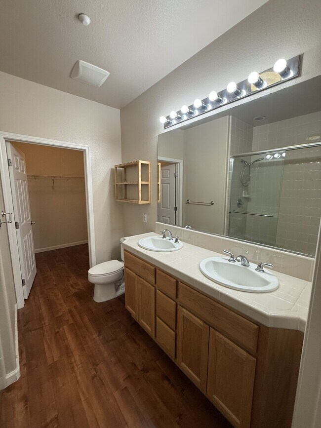 Building Photo - Stunning First level Luxury 2 Bed/2 Bath Condo Close to Everything in Dublin