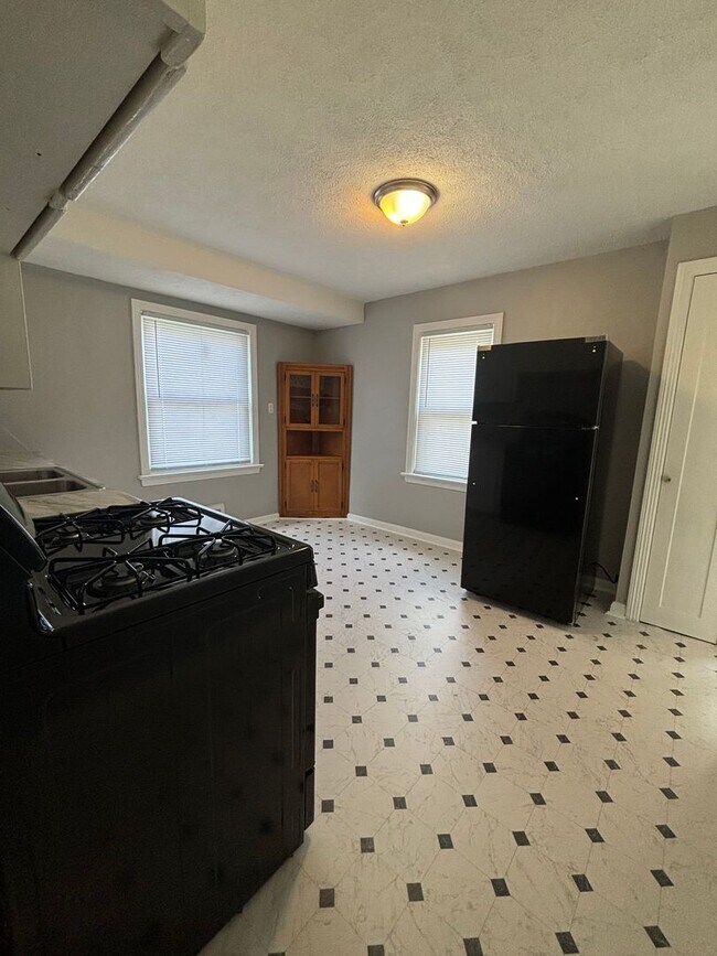 Building Photo - Spacious Single Family 3 Bedroom with Central Air - Will Not Last Long!