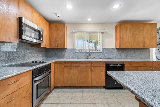 Building Photo - 5170 E Huntington Ave