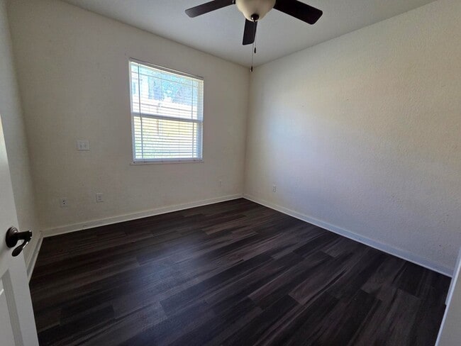 Building Photo - 121 Ivy Ln