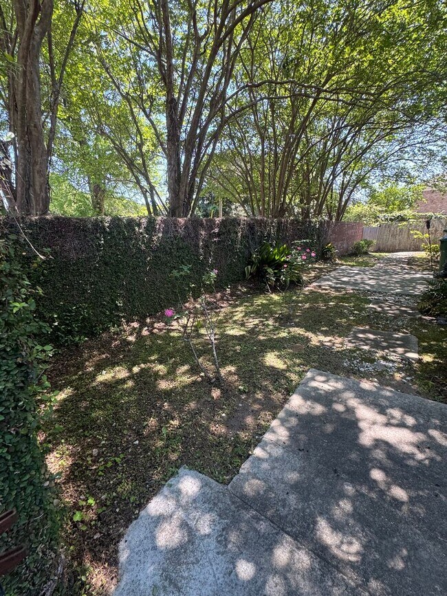 Building Photo - Lovely Cottage with Garden Courtyard