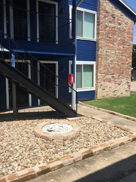 Building Photo - Hampshire Apartments