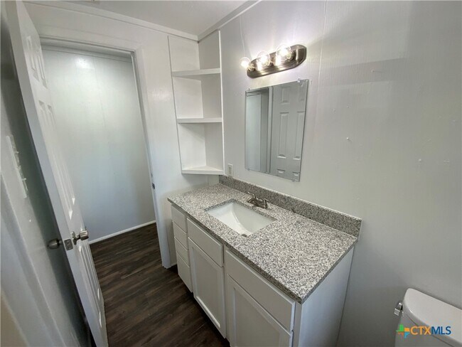 Building Photo - 911 N Penelope St