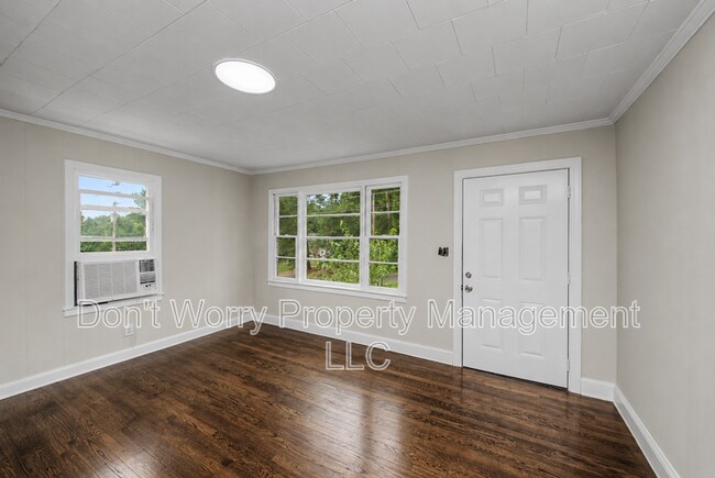 Building Photo - 1005 True Ln
