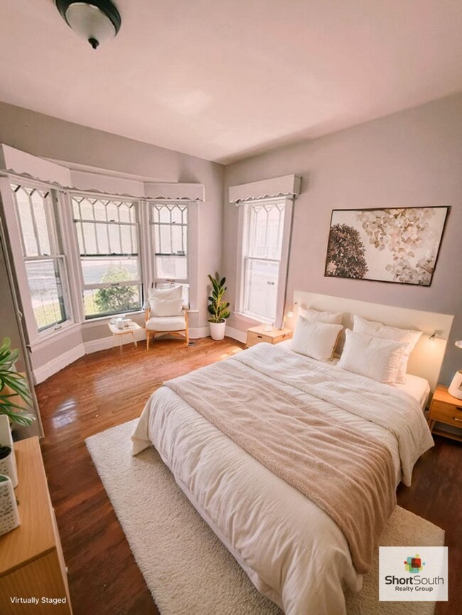 Building Photo - Updated 3 bed 1 bath main floor apartment