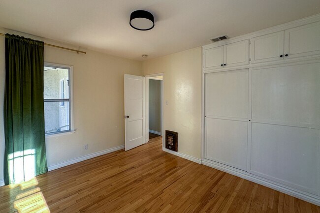 Building Photo - 2431 Walgrove Ave