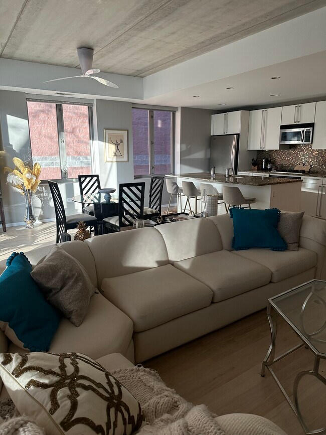 Building Photo - 1422 N La Salle Dr